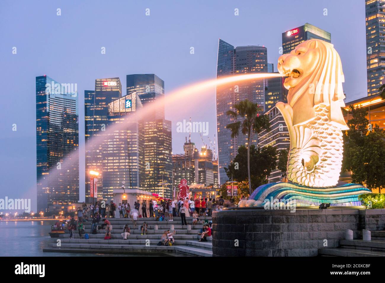Vista notturna del Parco Merlion con la scultura e la fontana Merlio e lo skyline del centro finanziario. Centro di Core. Marina Bay. Singapore Foto Stock