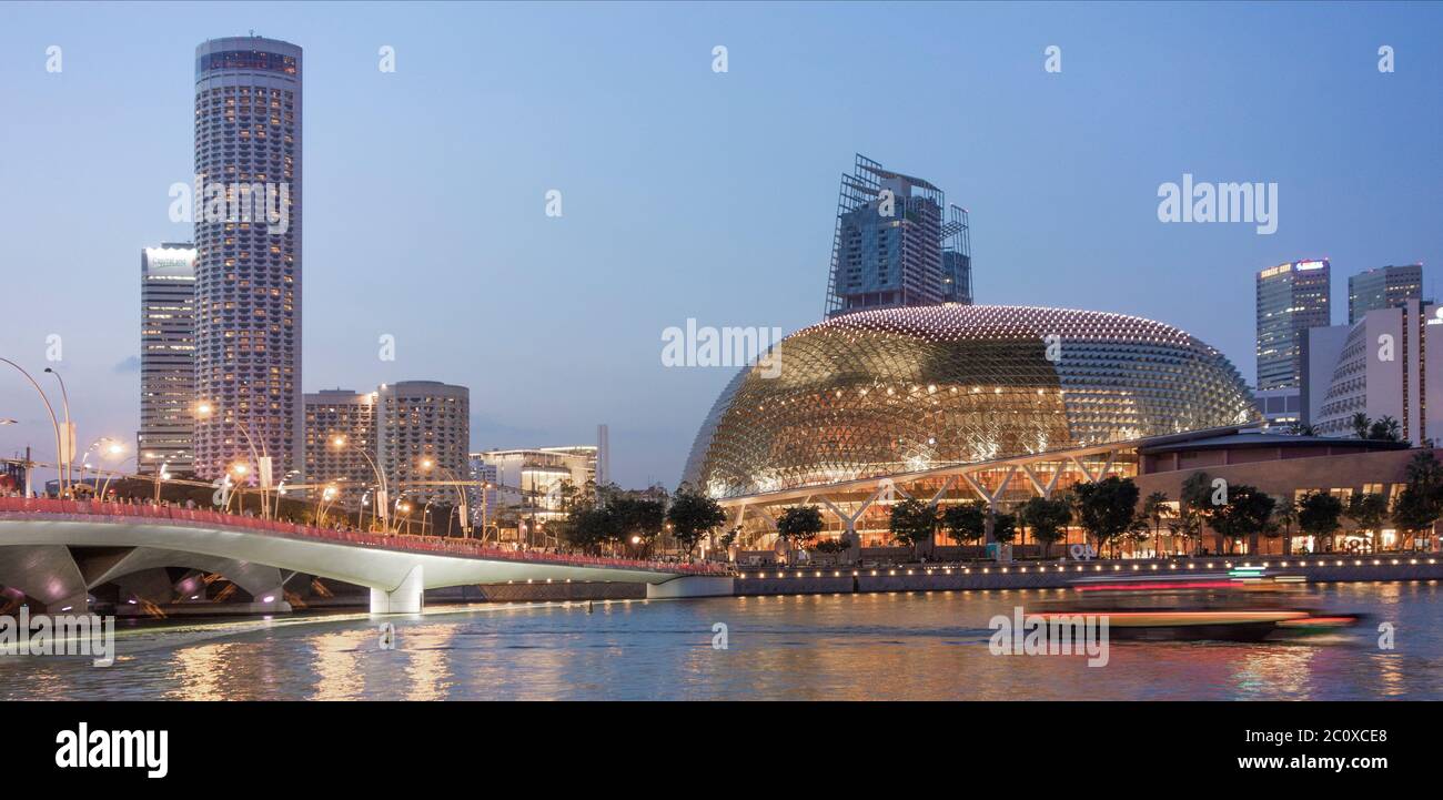 Ponte e teatri sullo Slanade sul complesso della Baia. Singapore Foto Stock