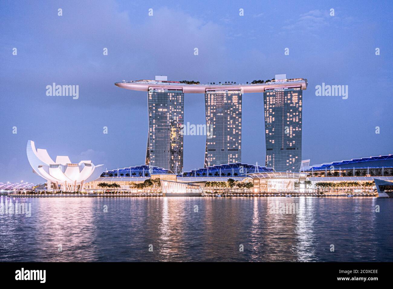 Vista notturna dell'hotel Marina Bay Sands e del Museo ArtScience da Merlion Point. Marina Bay. Singapore Foto Stock