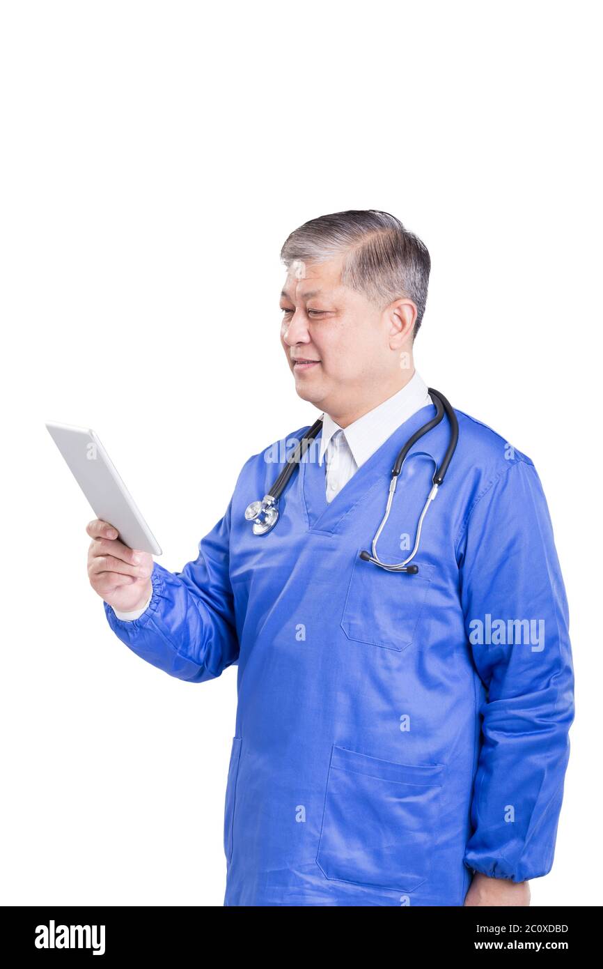 Asian uomo vecchio medico in uniforme blu con la compressa Foto Stock