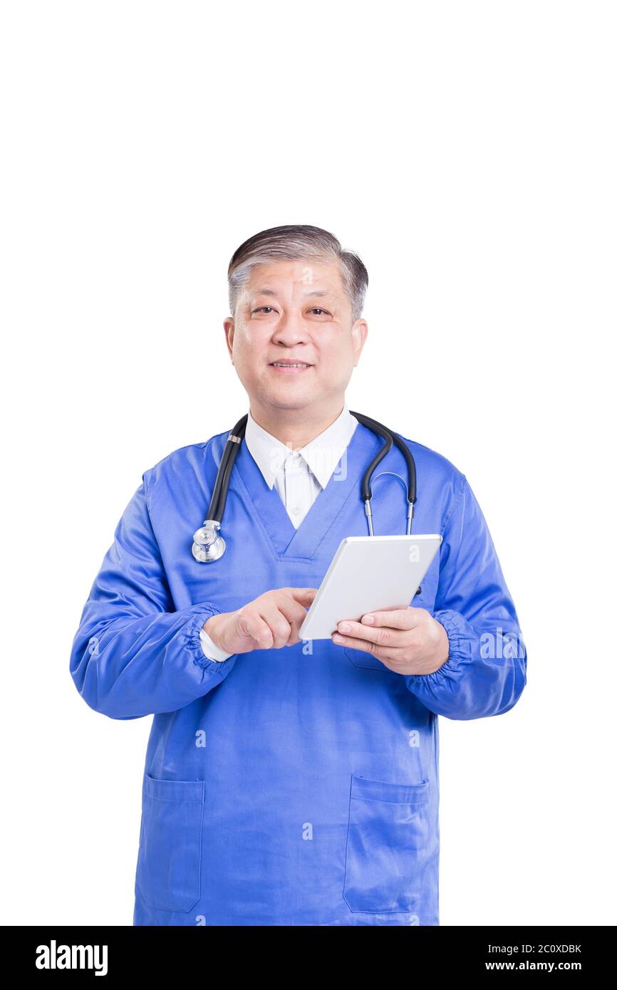 Asian uomo vecchio medico in uniforme blu con la compressa Foto Stock