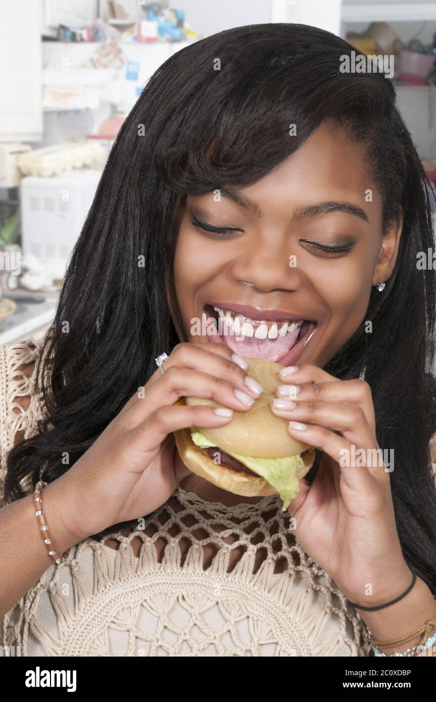 Donna con Hambrger Foto Stock