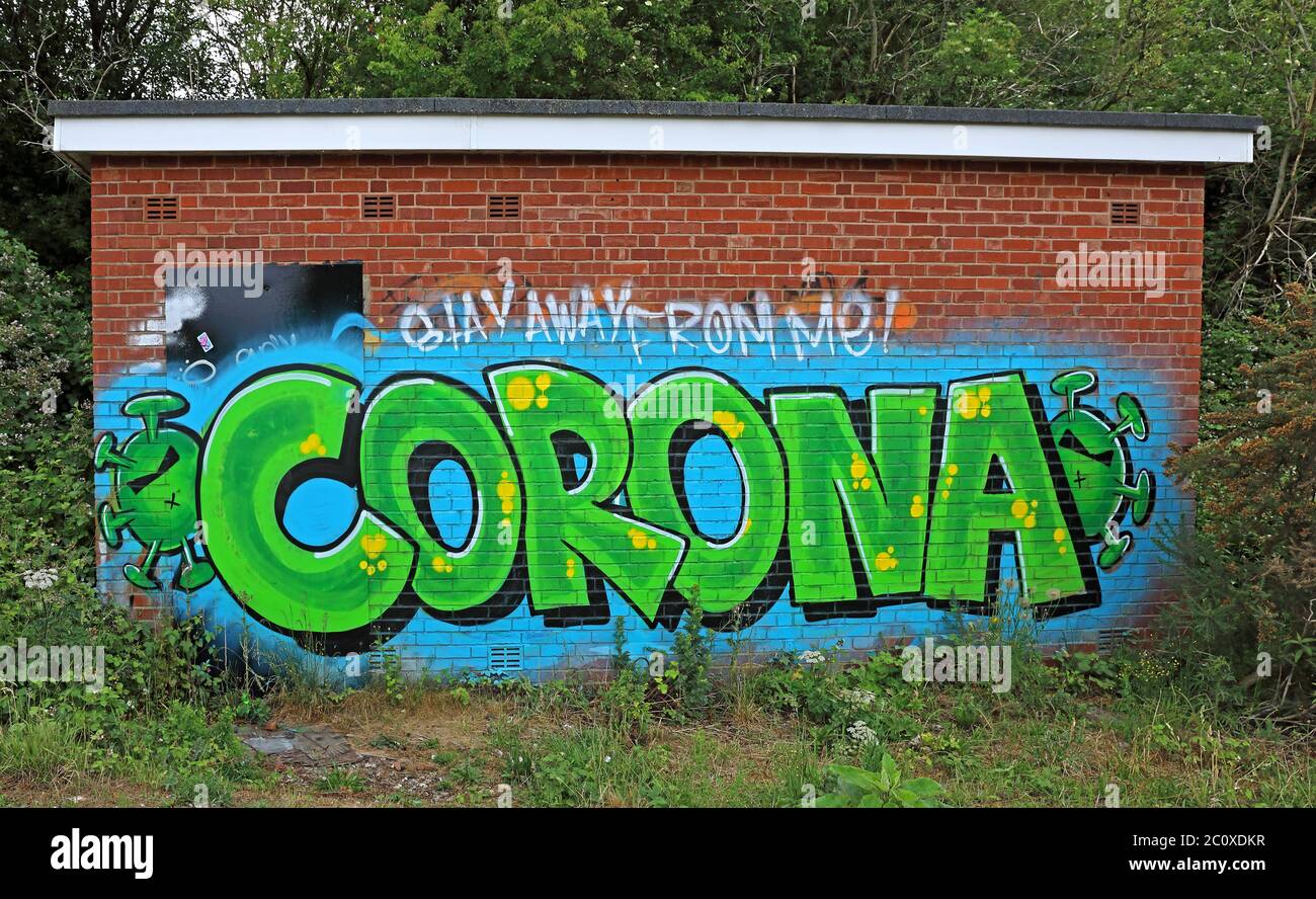 Corona Virus Stay Away From Me, vernice spray art, per Covid-19 pandemic 2020 blocco, infezioni, morti, Warrington, Cheshire, Inghilterra, Regno Unito Foto Stock