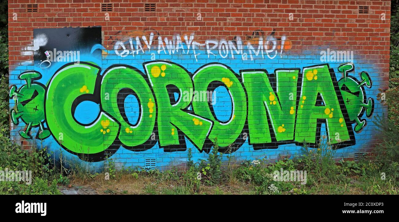 Corona Virus Stay Away From Me, vernice spray art, per Covid-19 pandemic 2020 blocco, infezioni, morti, Warrington, Cheshire, Inghilterra, Regno Unito Foto Stock