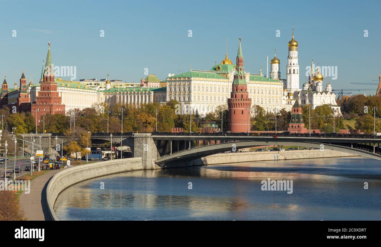 Famoso del Cremlino di Mosca e il fiume Moskva, Russia Foto Stock