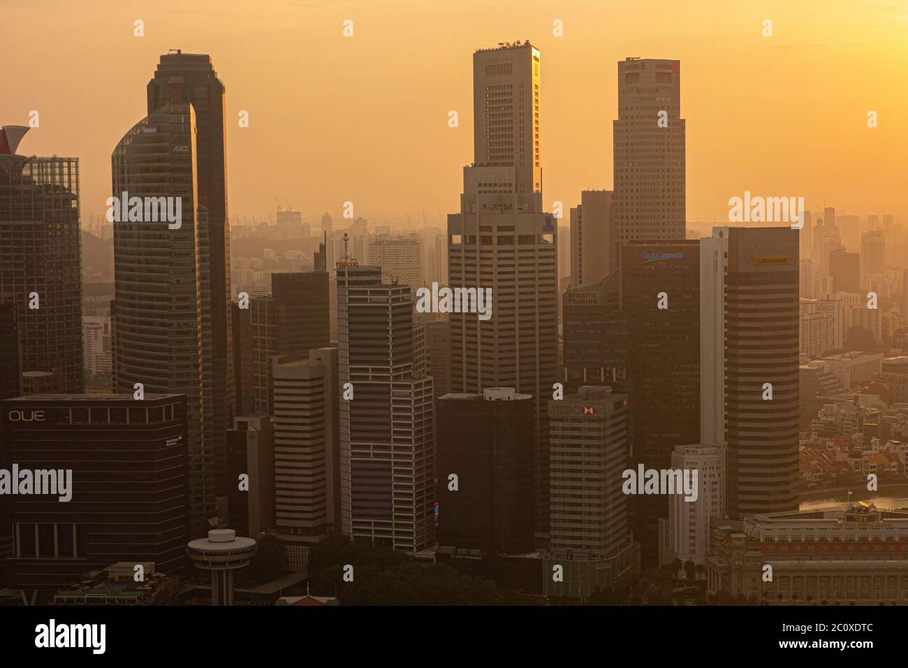 Vista aerea del tramonto sullo skyline del centro di Singapore, vista dalla terrazza dell'hotel Marina Bay Sands. Singapore Foto Stock
