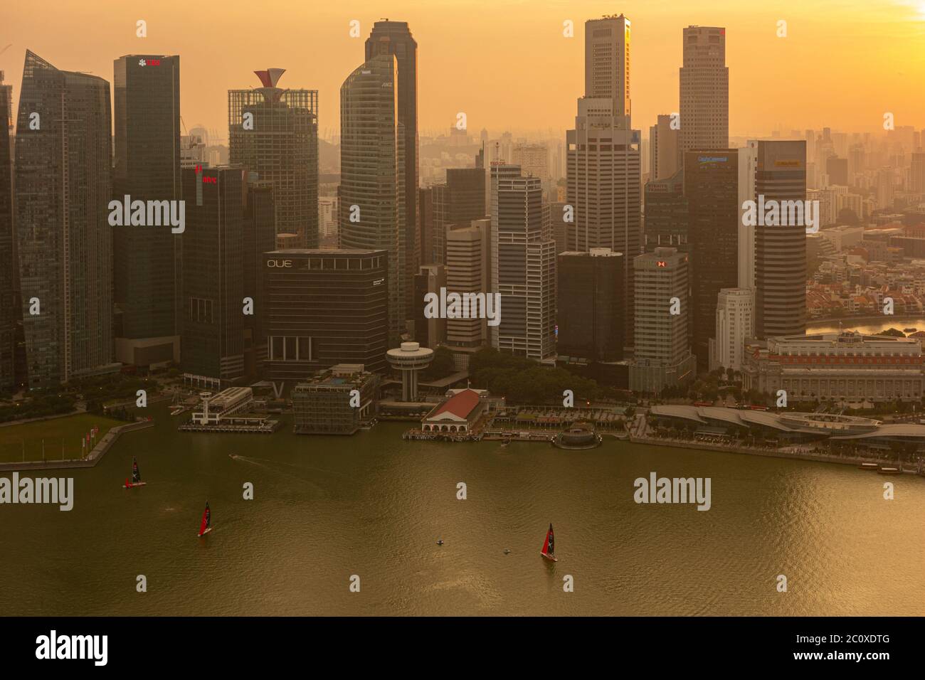 Vista aerea del tramonto sullo skyline del centro di Singapore, vista dalla terrazza dell'hotel Marina Bay Sands. Singapore Foto Stock