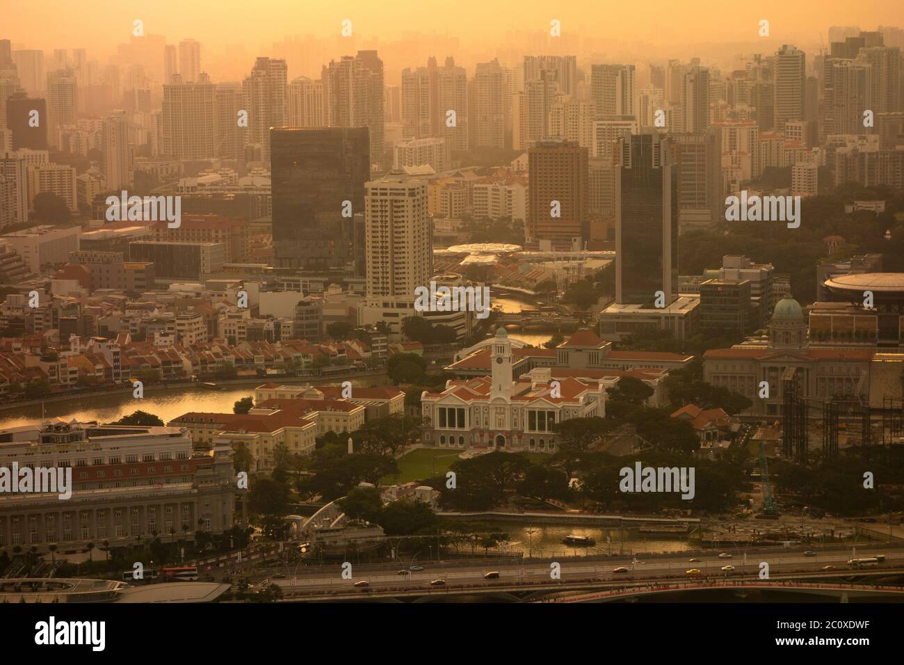 Vista aerea della città di Singapore al tramonto dalla terrazza dell'hotel Marina Bay Sands, con il Victoria Theatre e la sala concerti nel centro e Orchard Distr Foto Stock