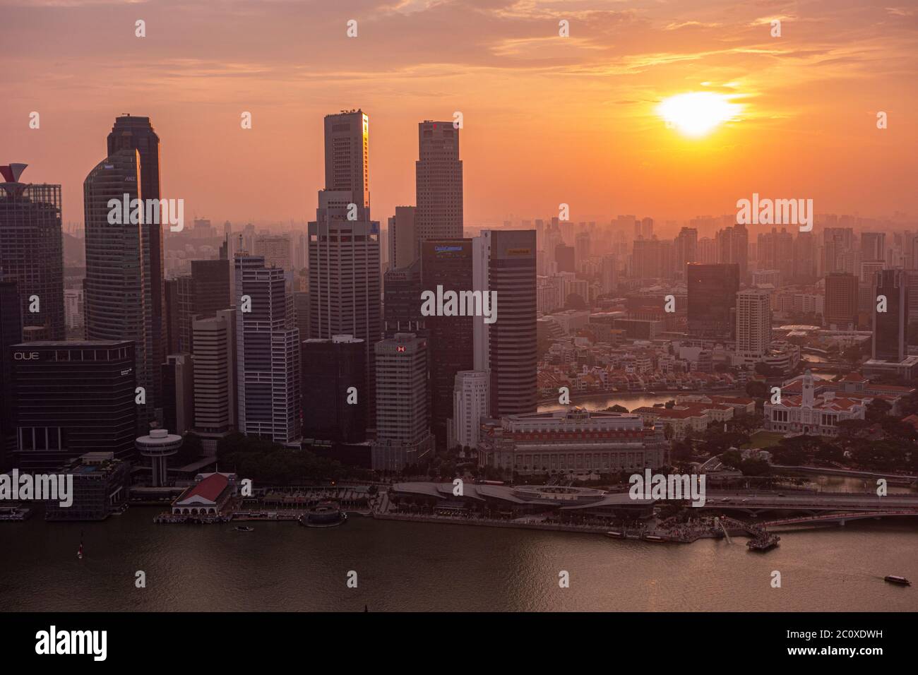 Vista aerea del tramonto sullo skyline del centro di Singapore, vista dalla terrazza dell'hotel Marina Bay Sands. Singapore Foto Stock