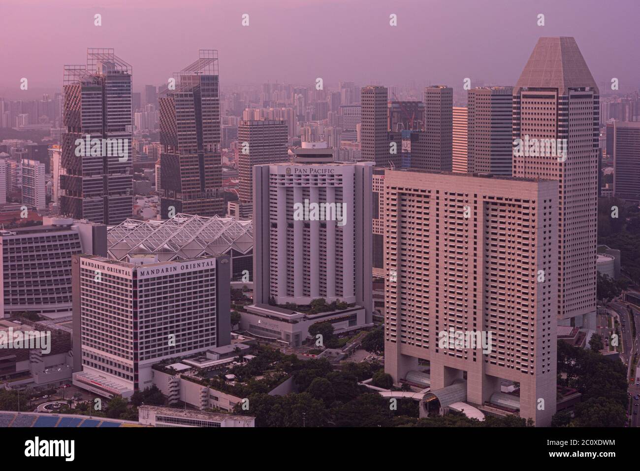 Vista aerea di Marina Square al tramonto dalla terrazza dell'hotel Marina Bay Sands, con il Mandarin Oriental Hotel Pan Pacific Building. Singapore Foto Stock
