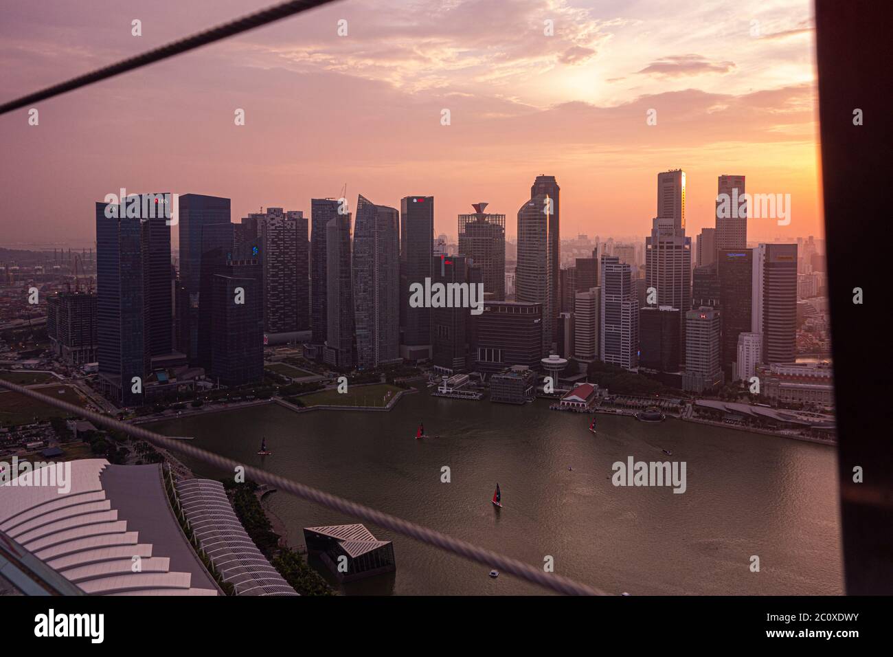 Vista aerea del tramonto sullo skyline del centro di Singapore, vista dalla terrazza dell'hotel Marina Bay Sands. Singapore Foto Stock
