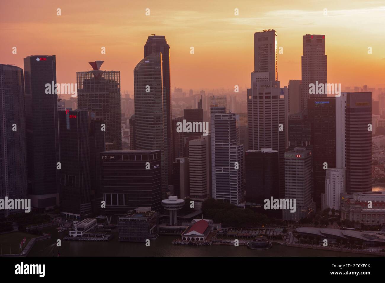 Vista aerea del tramonto sullo skyline del centro di Singapore, vista dalla terrazza dell'hotel Marina Bay Sands. Singapore Foto Stock