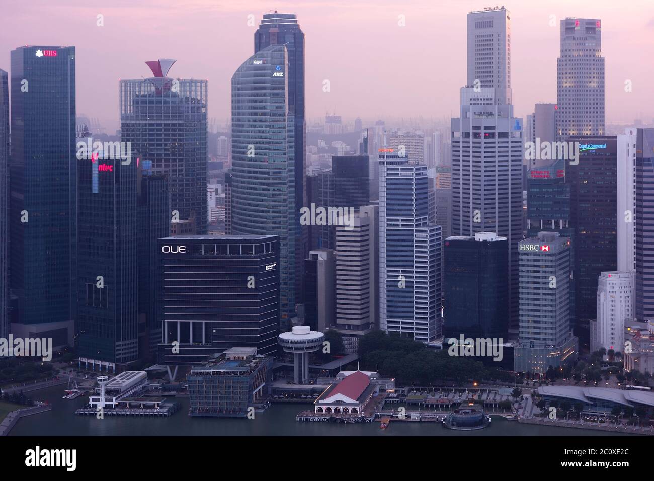 Vista aerea del tramonto sullo skyline del centro di Singapore, vista dalla terrazza dell'hotel Marina Bay Sands. Singapore Foto Stock
