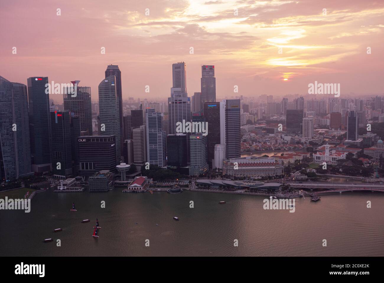 Vista aerea del tramonto sullo skyline del centro di Singapore, vista dalla terrazza dell'hotel Marina Bay Sands. Singapore Foto Stock