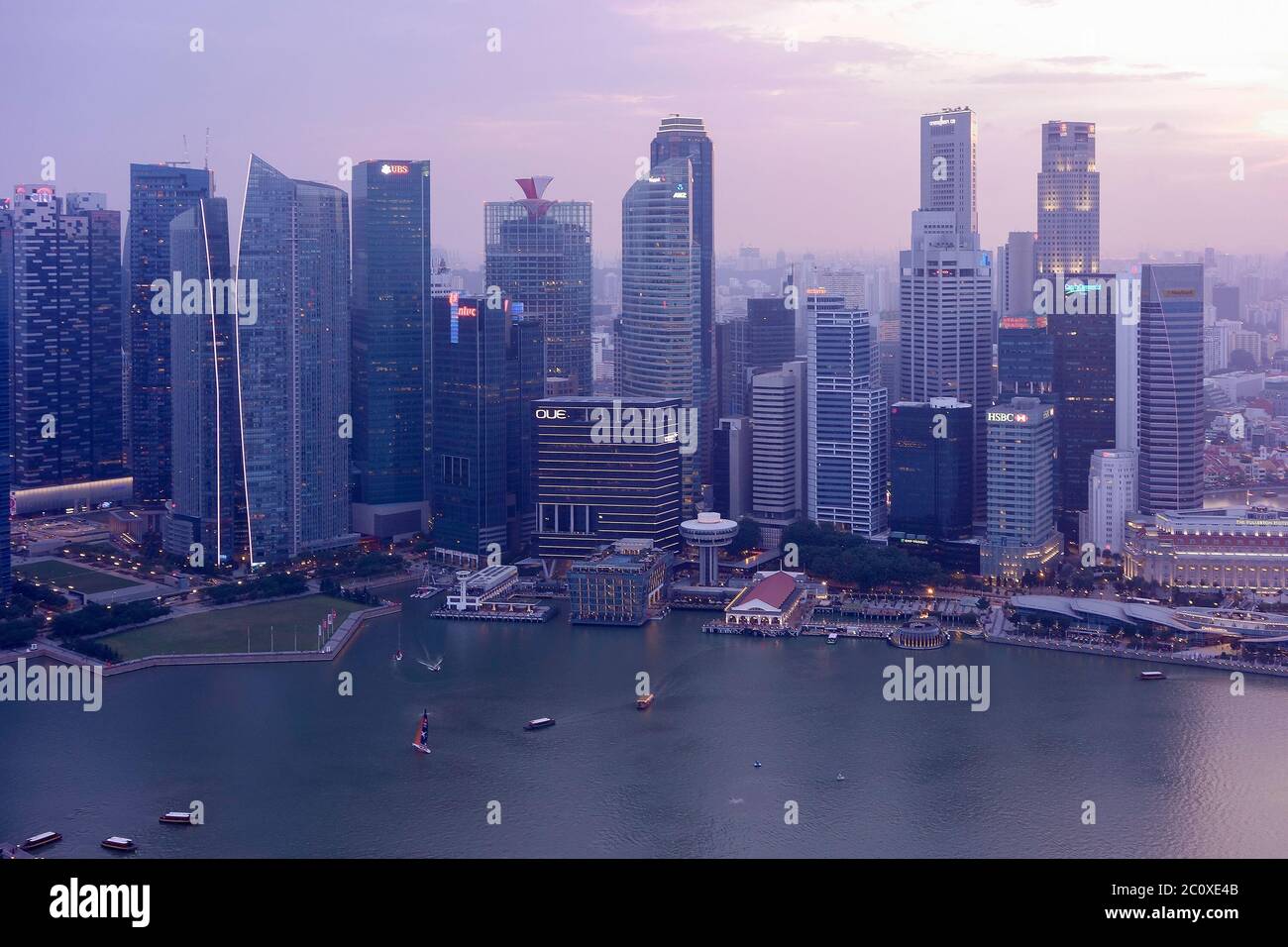 Vista aerea del tramonto sullo skyline del centro di Singapore, vista dalla terrazza dell'hotel Marina Bay Sands. Singapore Foto Stock