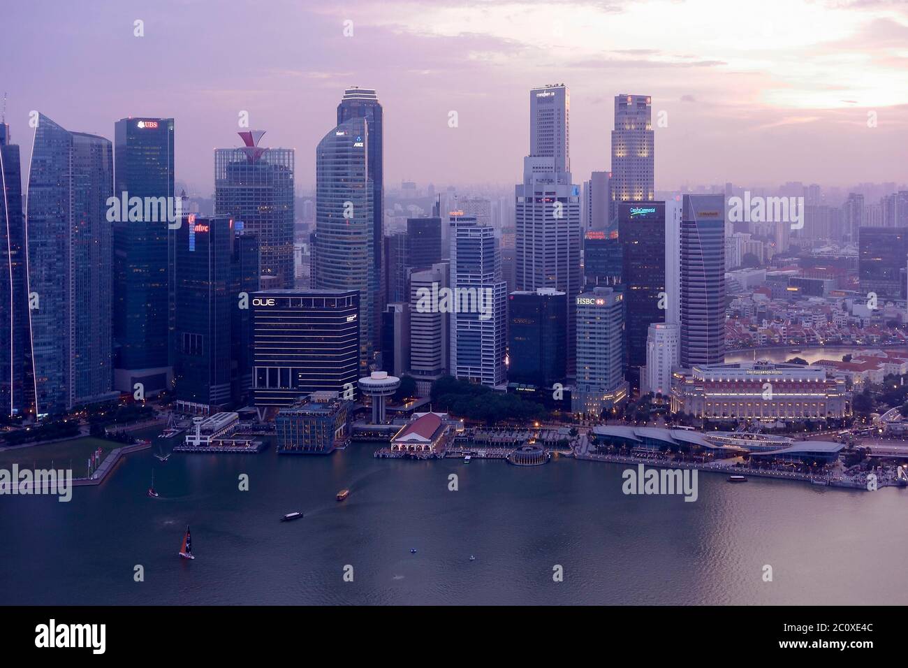 Vista aerea del tramonto sullo skyline del centro di Singapore, vista dalla terrazza dell'hotel Marina Bay Sands. Singapore Foto Stock