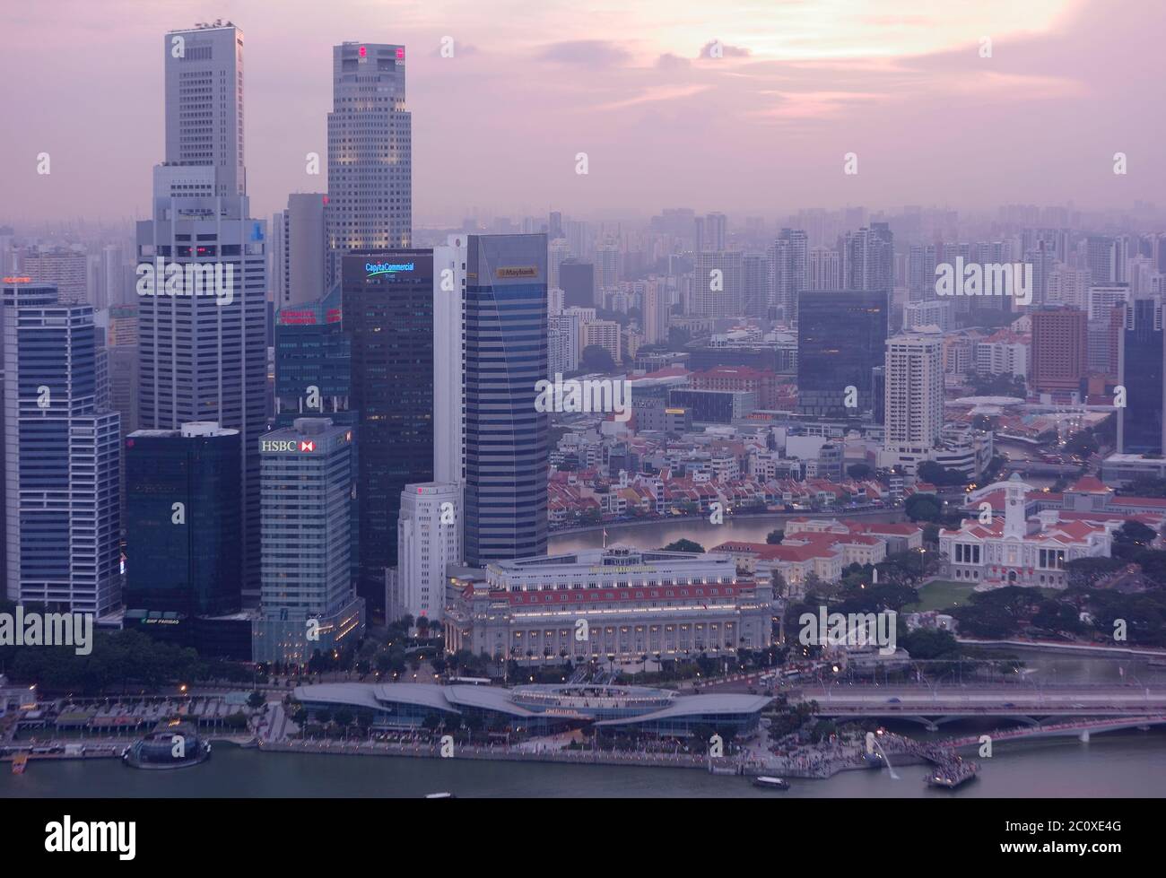 Vista aerea del tramonto sullo skyline del centro di Singapore, vista dalla terrazza dell'hotel Marina Bay Sands. Singapore Foto Stock