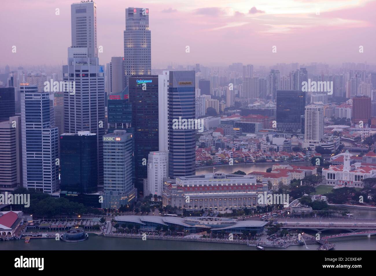 Vista aerea del tramonto sullo skyline del centro di Singapore, vista dalla terrazza dell'hotel Marina Bay Sands. Singapore Foto Stock