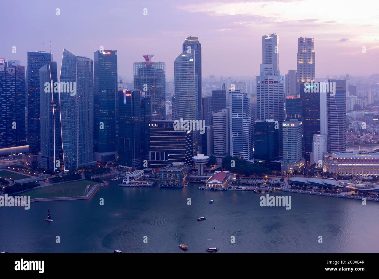 Vista aerea del tramonto sullo skyline del centro di Singapore, vista dalla terrazza dell'hotel Marina Bay Sands. Singapore Foto Stock