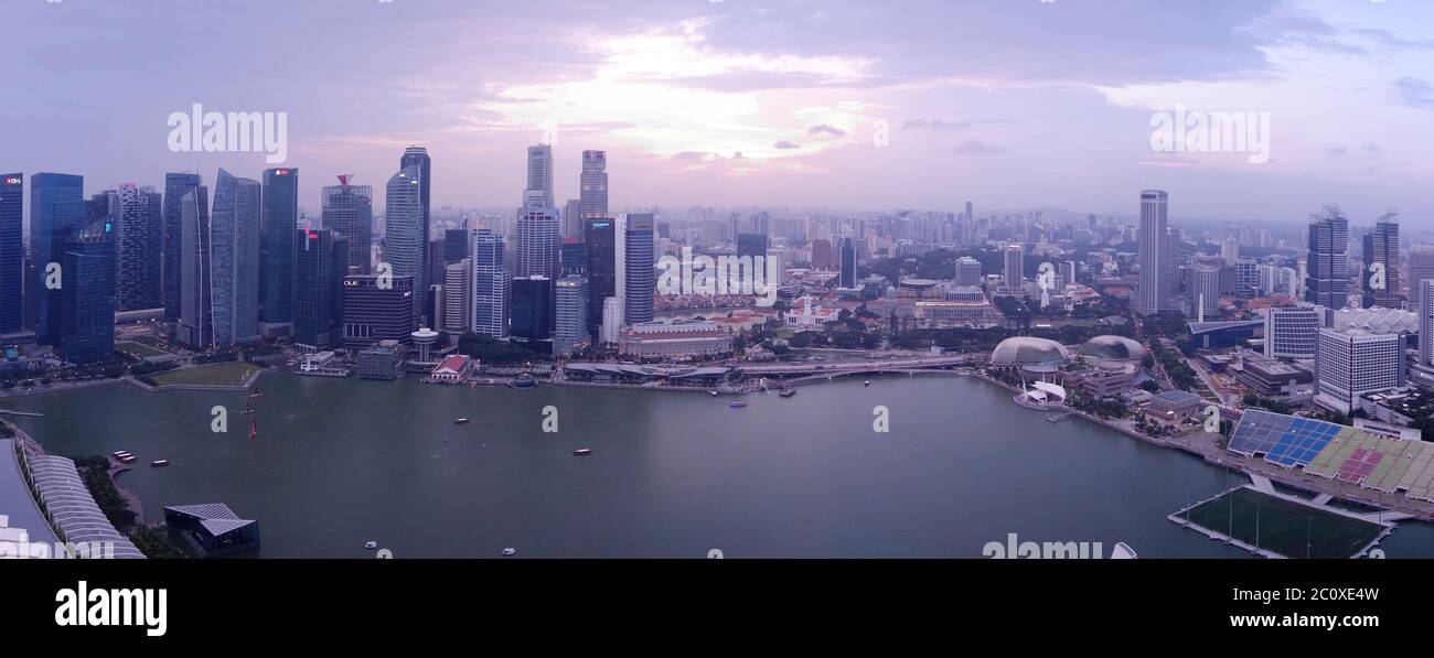 Vista aerea del tramonto sullo skyline del centro di Singapore, vista dalla terrazza dell'hotel Marina Bay Sands. Singapore Foto Stock