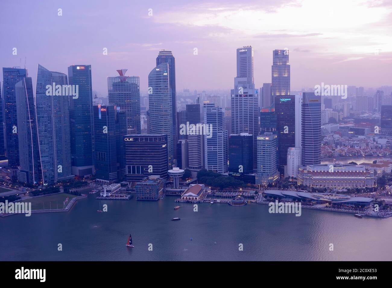Vista aerea del tramonto sullo skyline del centro di Singapore, vista dalla terrazza dell'hotel Marina Bay Sands. Singapore Foto Stock