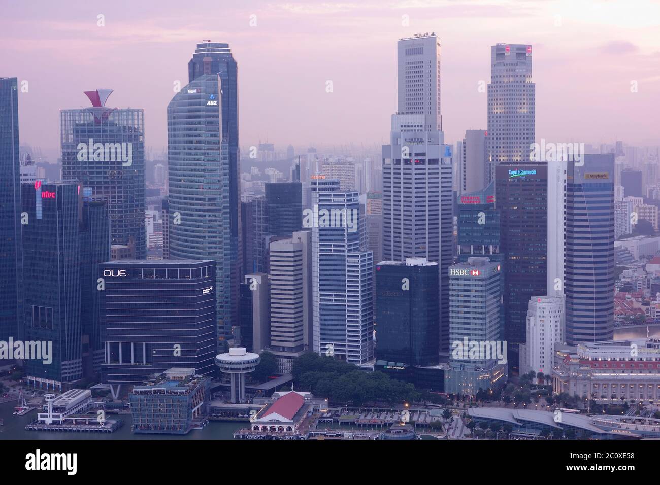Vista aerea del tramonto sullo skyline del centro di Singapore, vista dalla terrazza dell'hotel Marina Bay Sands. Singapore Foto Stock