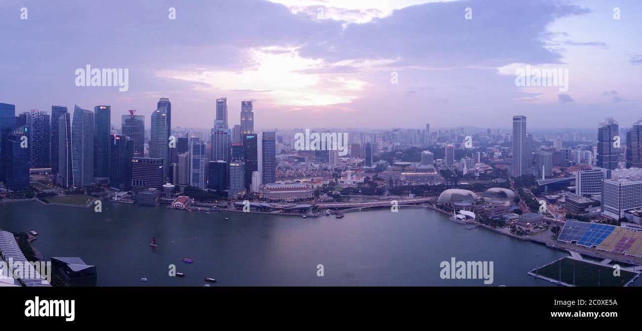 Vista aerea del tramonto sullo skyline del centro di Singapore, vista dalla terrazza dell'hotel Marina Bay Sands. Singapore Foto Stock