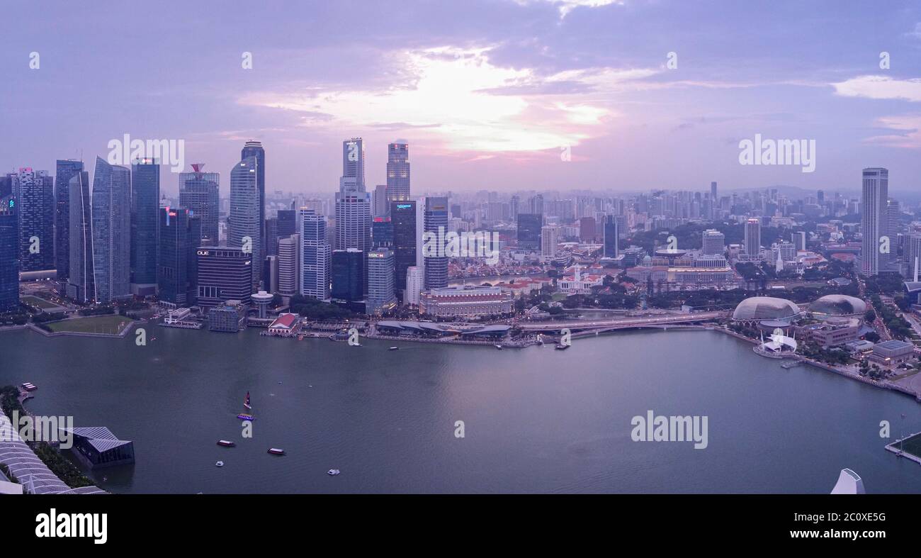 Vista aerea del tramonto sullo skyline del centro di Singapore, vista dalla terrazza dell'hotel Marina Bay Sands. Singapore Foto Stock