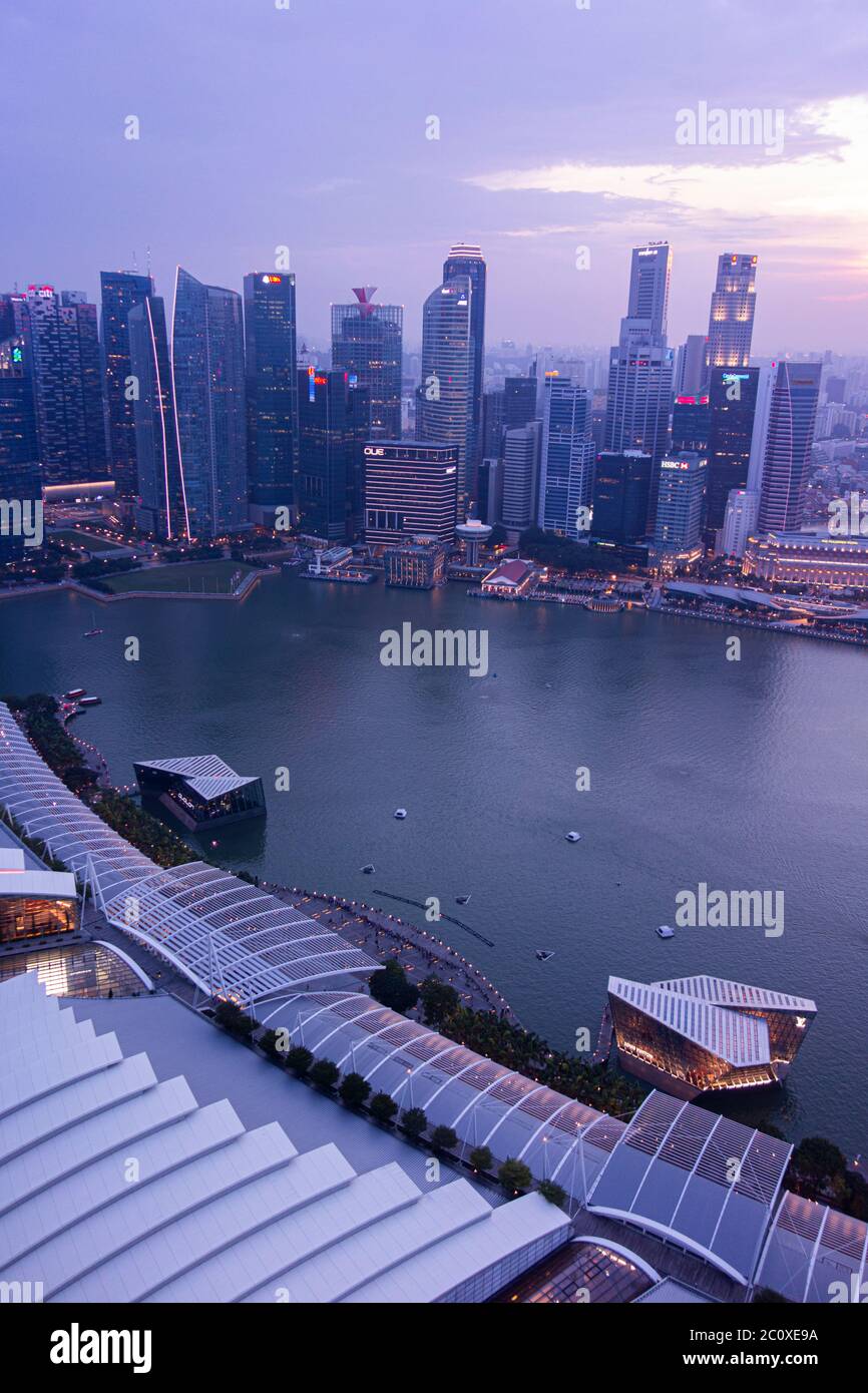 Vista aerea del tramonto sullo skyline del centro di Singapore, vista dalla terrazza dell'hotel Marina Bay Sands. Singapore Foto Stock