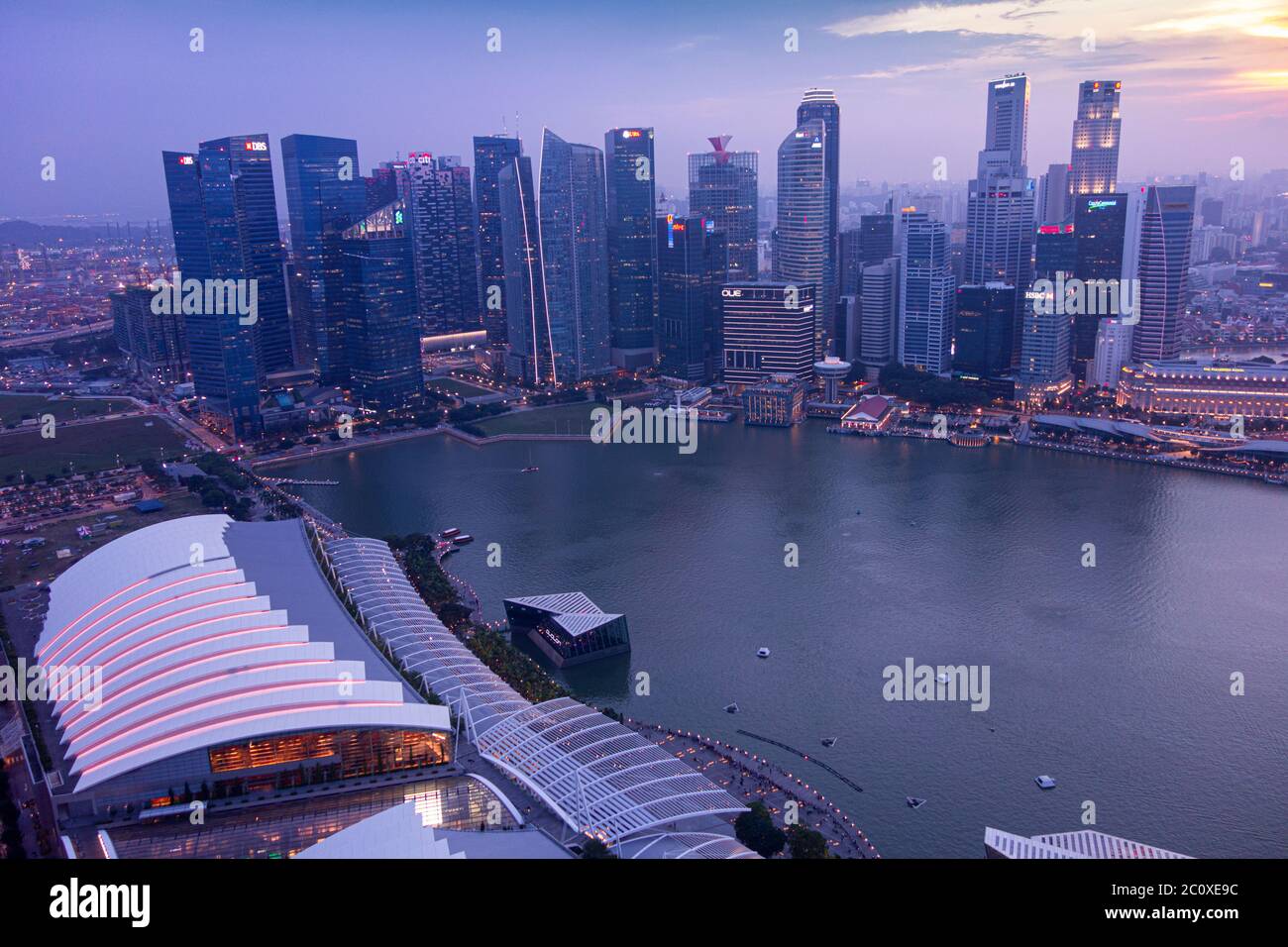 Vista aerea del tramonto sullo skyline del centro di Singapore, vista dalla terrazza dell'hotel Marina Bay Sands. Singapore Foto Stock