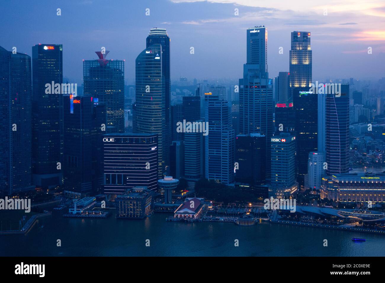 Vista aerea notturna dello skyline del centro di Singapore, vista dalla terrazza dell'hotel Marina Bay Sands. Singapore Foto Stock