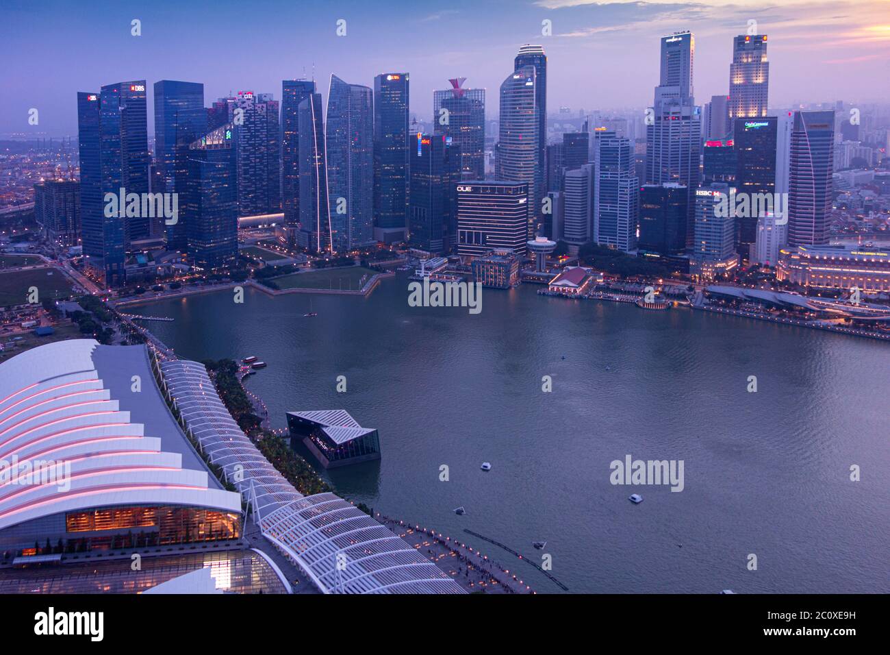 Vista aerea del tramonto sullo skyline del centro di Singapore, vista dalla terrazza dell'hotel Marina Bay Sands. Singapore Foto Stock