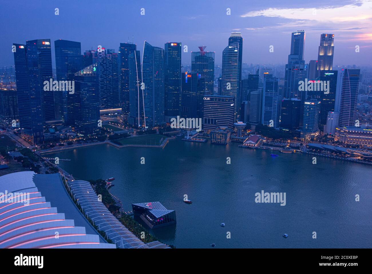 Vista aerea notturna dello skyline del centro di Singapore, vista dalla terrazza dell'hotel Marina Bay Sands. Singapore Foto Stock