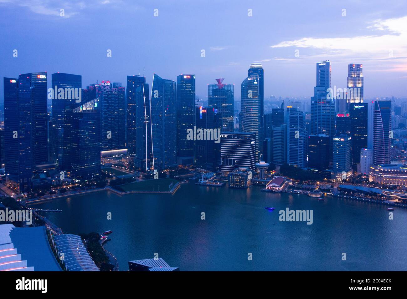 Vista aerea notturna dello skyline del centro di Singapore, vista dalla terrazza dell'hotel Marina Bay Sands. Singapore Foto Stock