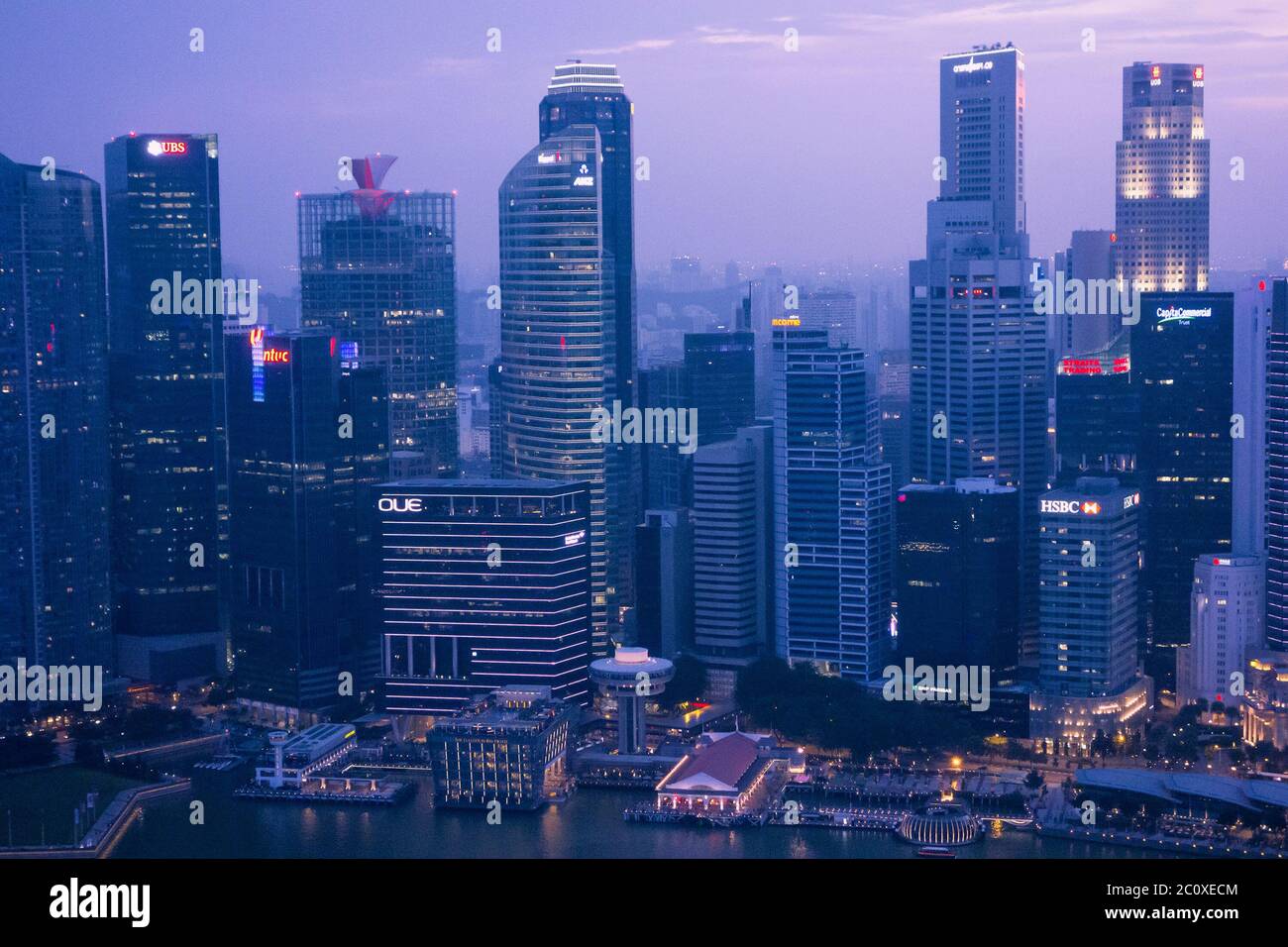 Vista aerea notturna dello skyline del centro di Singapore, vista dalla terrazza dell'hotel Marina Bay Sands. Singapore Foto Stock