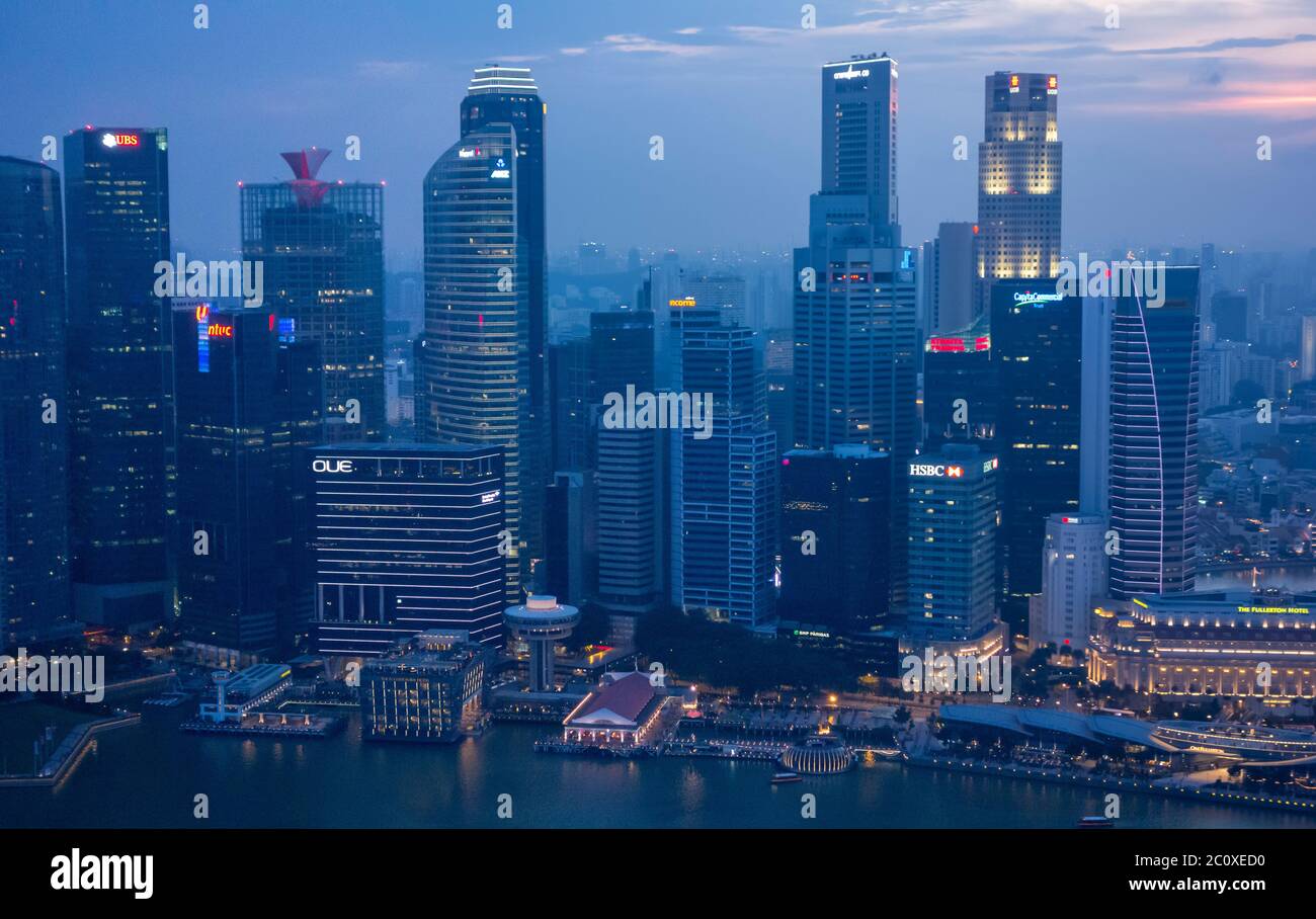 Vista aerea notturna dello skyline del centro di Singapore, vista dalla terrazza dell'hotel Marina Bay Sands. Singapore Foto Stock