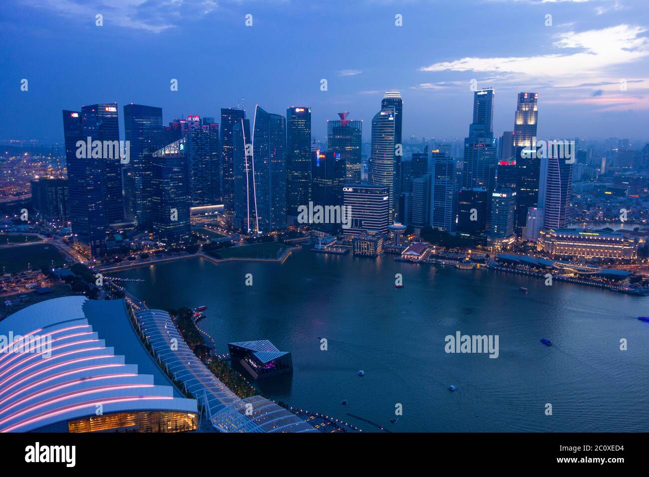 Vista aerea notturna dello skyline del centro di Singapore, vista dalla terrazza dell'hotel Marina Bay Sands. Singapore Foto Stock
