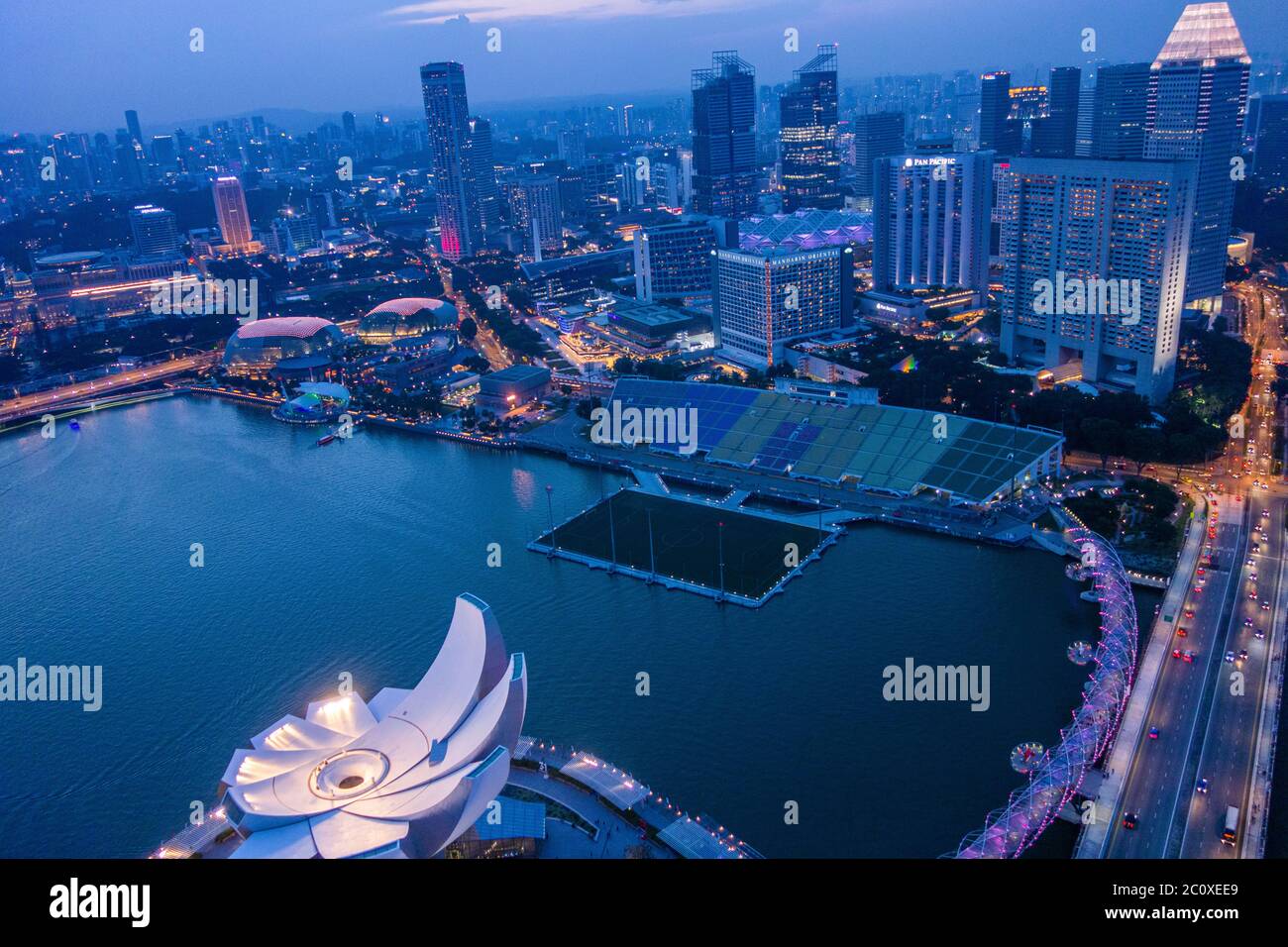 Vista aerea notturna dello skyline del centro di Singapore, vista dalla terrazza dell'hotel Marina Bay Sands. Singapore Foto Stock