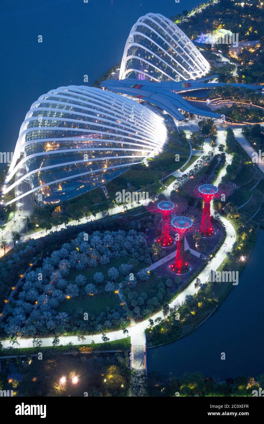 Vista aerea notturna dei Giardini sulla Baia dalla terrazza dell'hotel Marina Bay Sands. Singapore Foto Stock