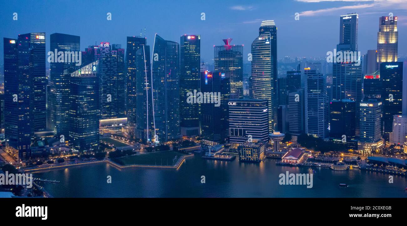 Vista aerea notturna dello skyline del centro di Singapore, vista dalla terrazza dell'hotel Marina Bay Sands. Singapore Foto Stock