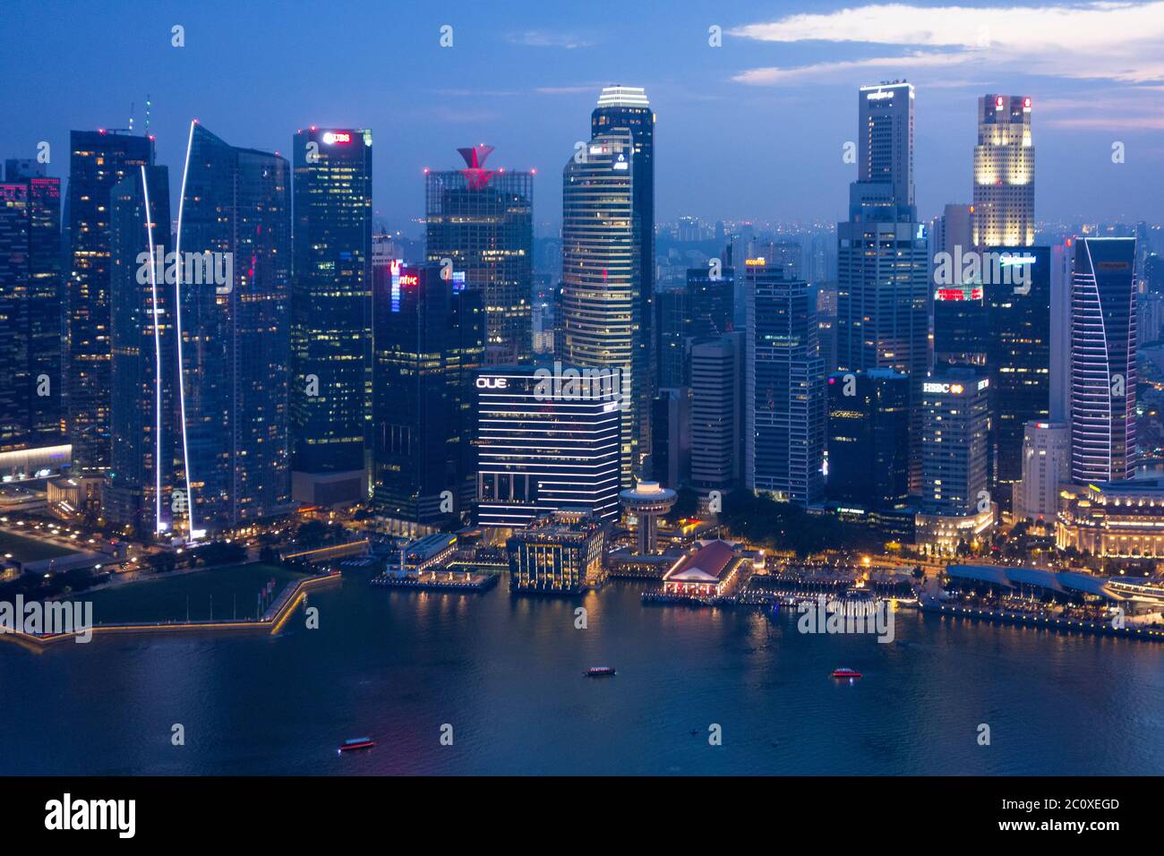 Vista aerea notturna dello skyline del centro di Singapore, vista dalla terrazza dell'hotel Marina Bay Sands. Singapore Foto Stock