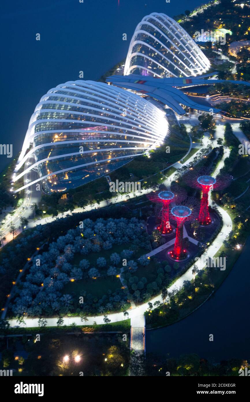Vista aerea notturna dei Giardini sulla Baia dalla terrazza dell'hotel Marina Bay Sands. Singapore Foto Stock