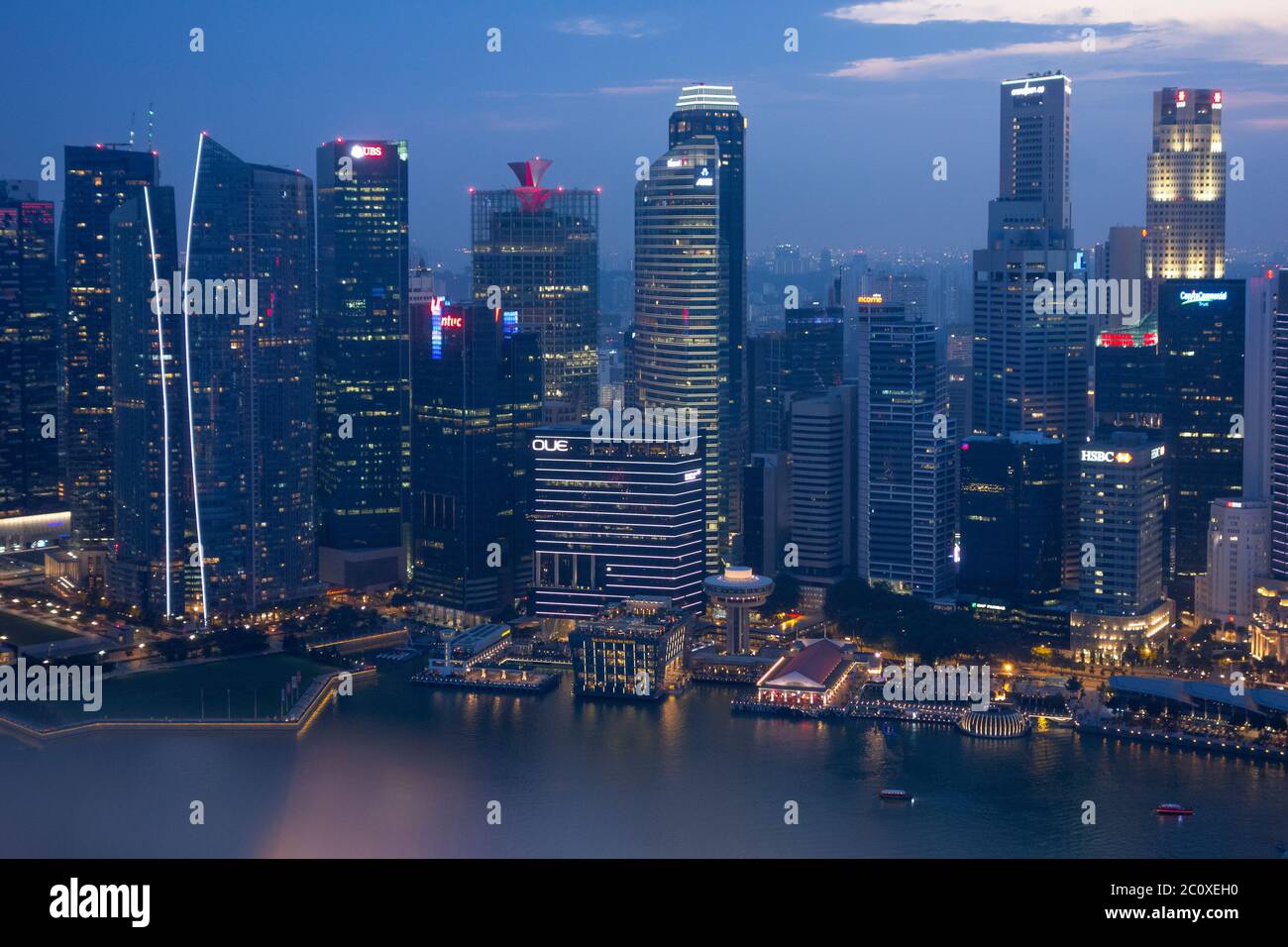 Vista aerea notturna dello skyline del centro di Singapore, vista dalla terrazza dell'hotel Marina Bay Sands. Singapore Foto Stock