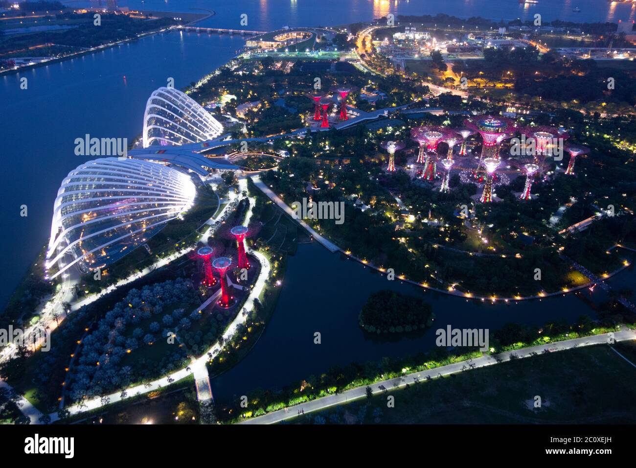 Vista aerea notturna dei Giardini sulla Baia dalla terrazza dell'hotel Marina Bay Sands. Singapore Foto Stock
