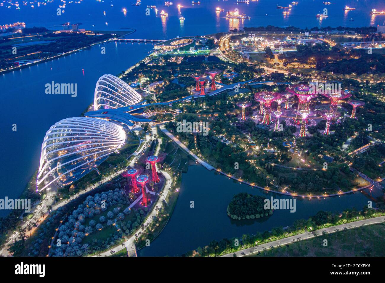 Vista aerea notturna dei Giardini sulla Baia dalla terrazza dell'hotel Marina Bay Sands. Singapore Foto Stock