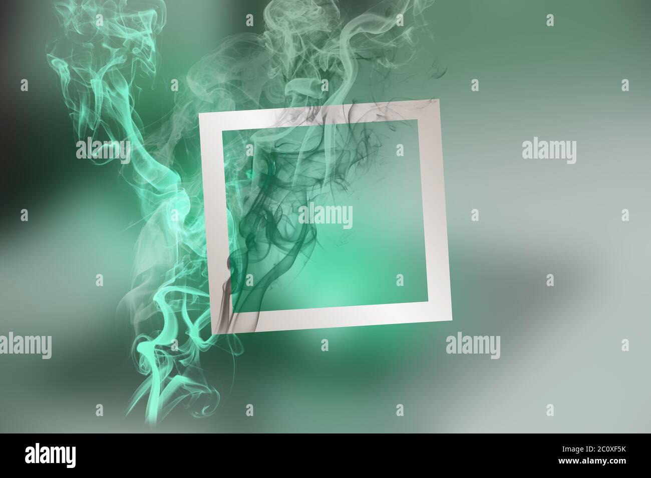 Astratto vernice verde smeraldo esplosione di fumo con cornice quadrata su sfondo gradiente ciano. Creatività composizione minima del design con spazio di copia. Per Foto Stock