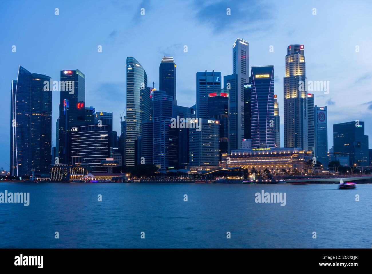 Vista notturna dello skyline del centro di Singapore da Marina Bay. Singapore. Foto Stock