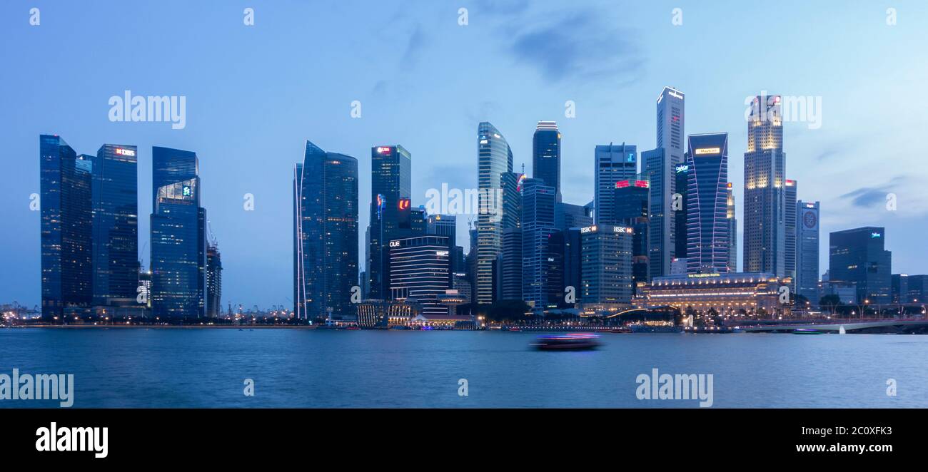 Vista notturna dello skyline del centro di Singapore da Marina Bay. Singapore. Foto Stock