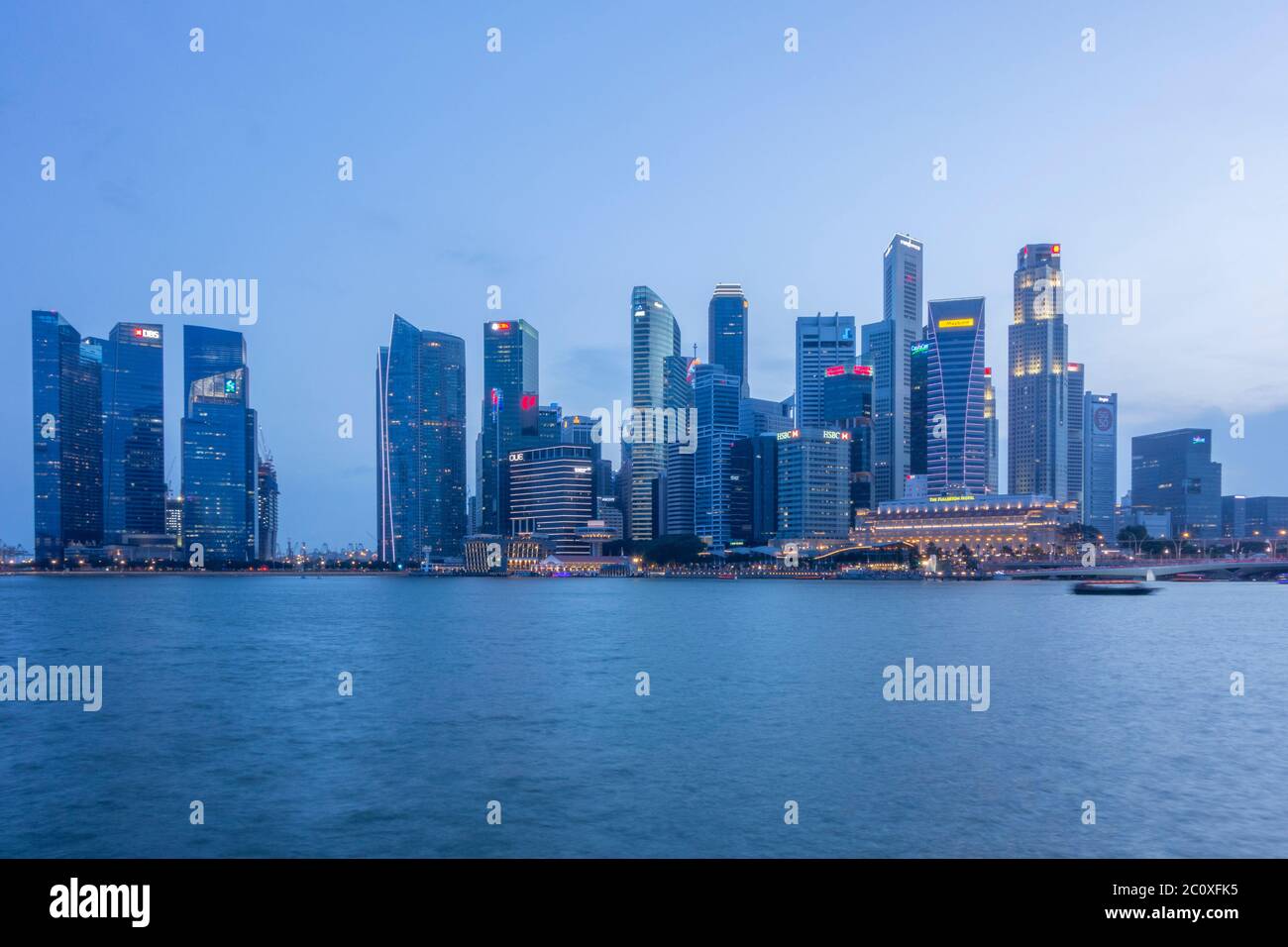 Vista notturna dello skyline del centro di Singapore da Marina Bay. Singapore. Foto Stock