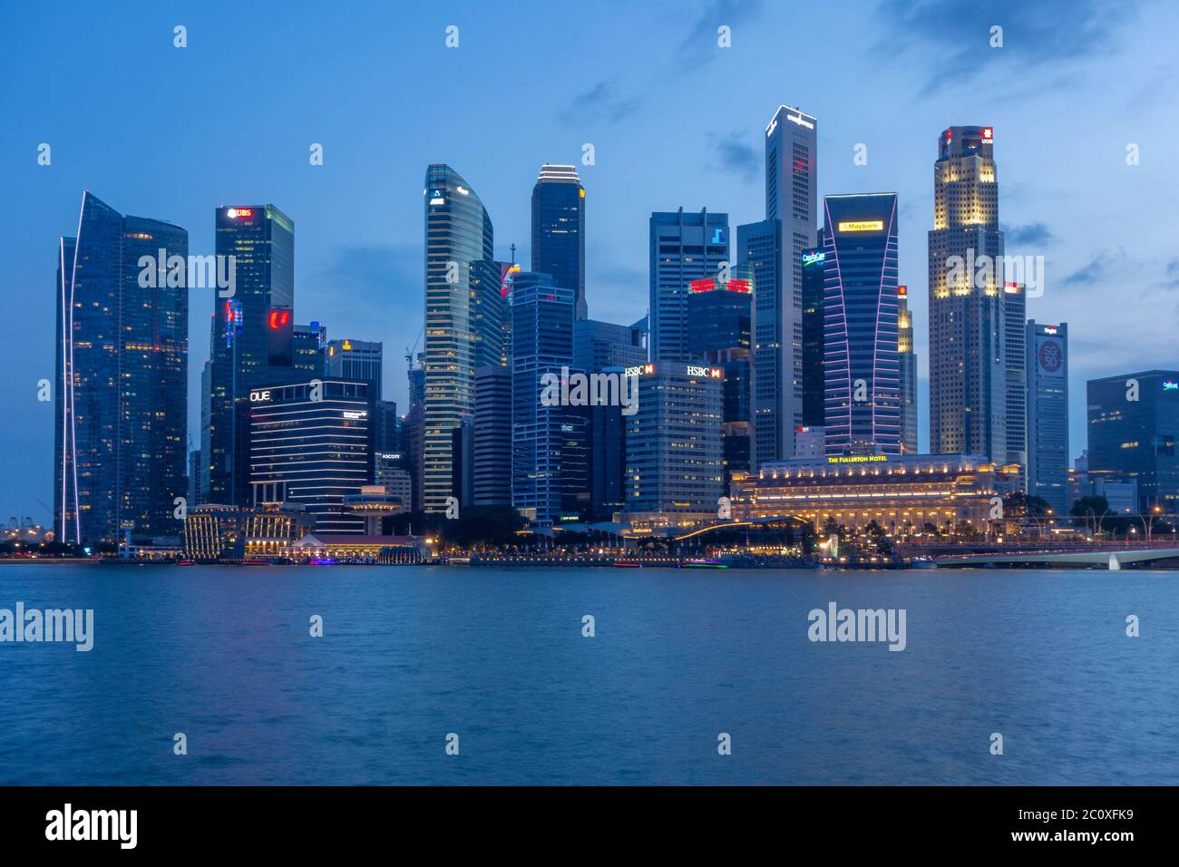 Vista notturna dello skyline del centro di Singapore da Marina Bay. Singapore. Foto Stock